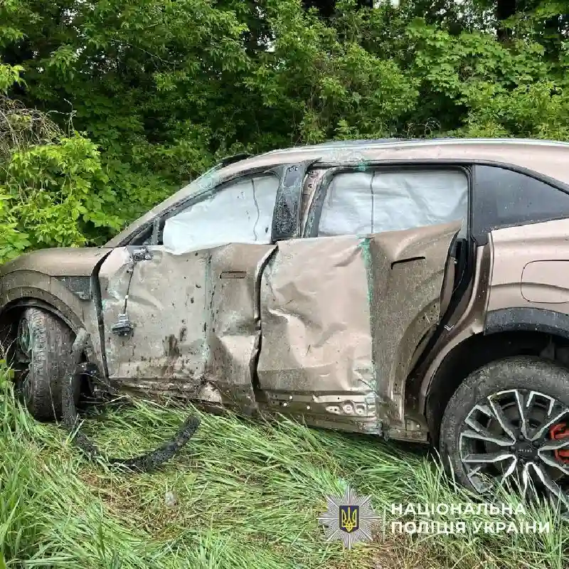 Смертельна ДТП на Харківщині: авто вилетіло з траси та вбило жінку на зупинці