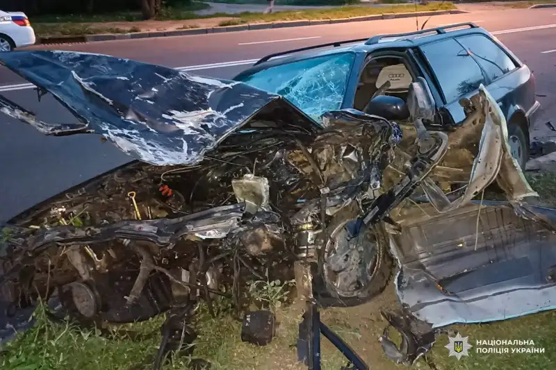 Фатальна аварія в Харкові: водій загинув, жінка та дитина потрапили до лікарні