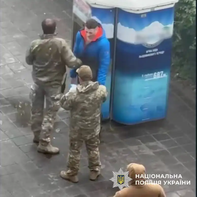 У Харкові військовослужбовцю ТЦК оголосили підозру за побиття вчителя під час перевірки