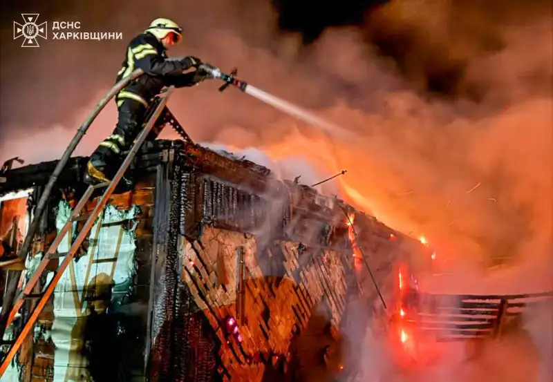 Нічна пожежа у Харківському районі: вогонь охопив господарчу споруду