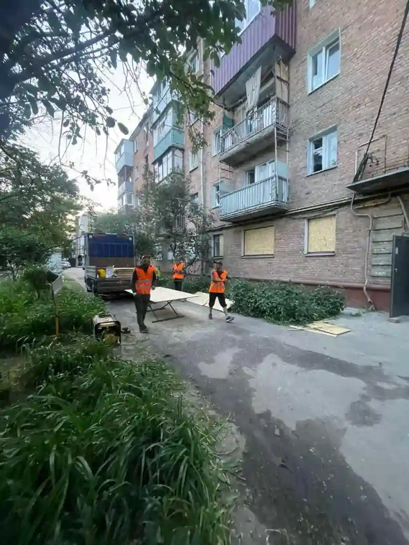 У Харкові після нічної атаки відновлюють майже сотню пошкоджених будівель
