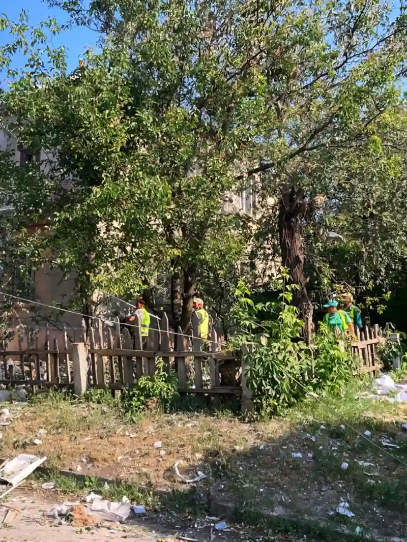 У Харкові після нічної атаки відновлюють майже сотню пошкоджених будівель